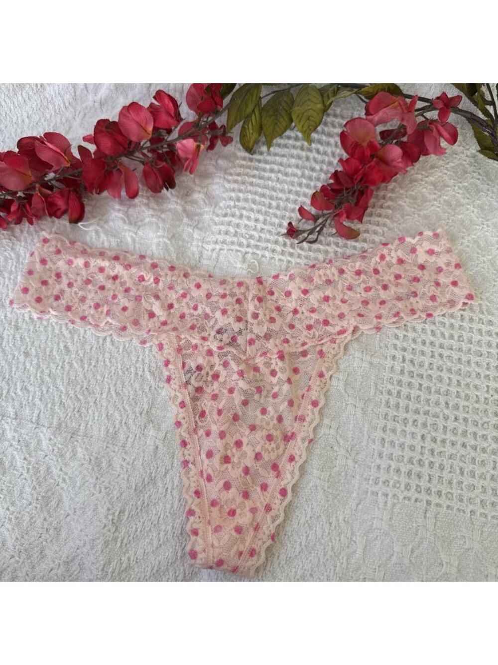 VICTORIA'S SECRET M DITSY PINK FLORAL LACE THONG PANTIES NWT